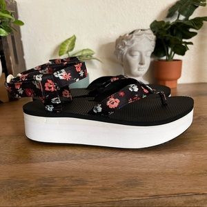 Teva
Women's Black Floral Flatform Thong Sandal Size 7